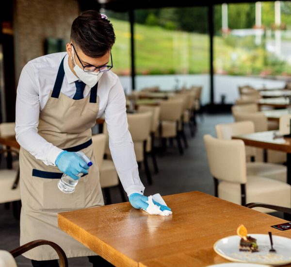 waiter-with-protective-face-mask